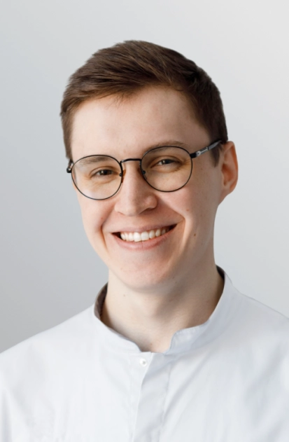 Амиров Алексей Радикович Врач стоматолог-ортопед. Я всегда добиваюсь максимально наилучшего результата, который устроит пациента и меня как специалиста. Ваша красивая улыбка в моих руках.