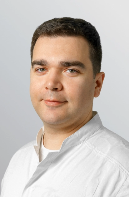 Карпенко Артемий Сергеевич Врач стоматолог-хирург, имплантолог, пародонтолог. Повышение квалификации: 2019 «Актуальные вопросы челюстно-лицевой хирургии», СЗГМУ им.И.И.Мечникова 2019 «Зубная имплантология (усложненный курс)», СПБИНСТОМ