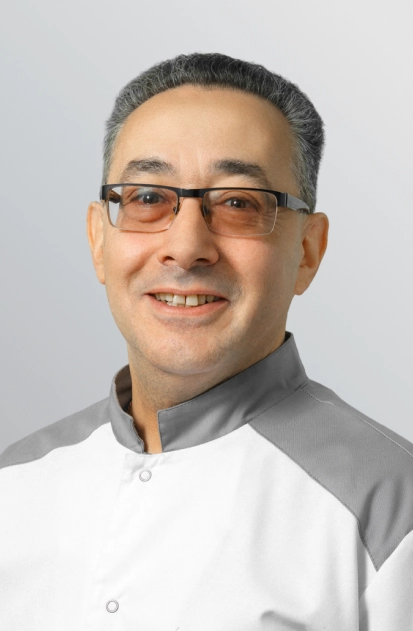 Шевелев Леонид Валерьевич Врач стоматолог-ортопед. Прошел свыше 30 курсов повышения квалификации в различных областях стоматологии. Более 10 лет практиковал в Гамбурге (Германия), с 2005 года работает в Санкт-Петербурге.