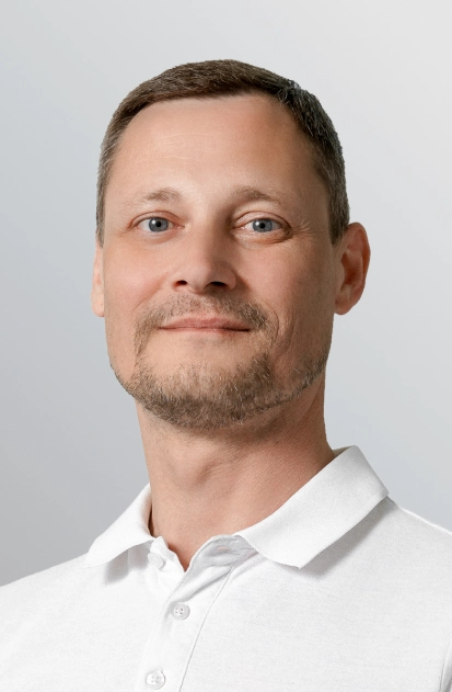 Новичихин Алексей Викторович Врач стоматолог-ортопед. Принимает участие в огромном количестве научных семинарах и конференциях. Полученные знания он демонстрирует в своей блестящей работе, возвращая улыбкам пациентов здоровье, белизну и красоту.